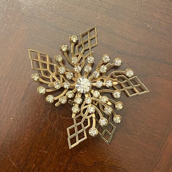 Vintage Snowflake rhinestone swirl bling brooch gold tone metal pinwheel pin - Picture 1 of 3